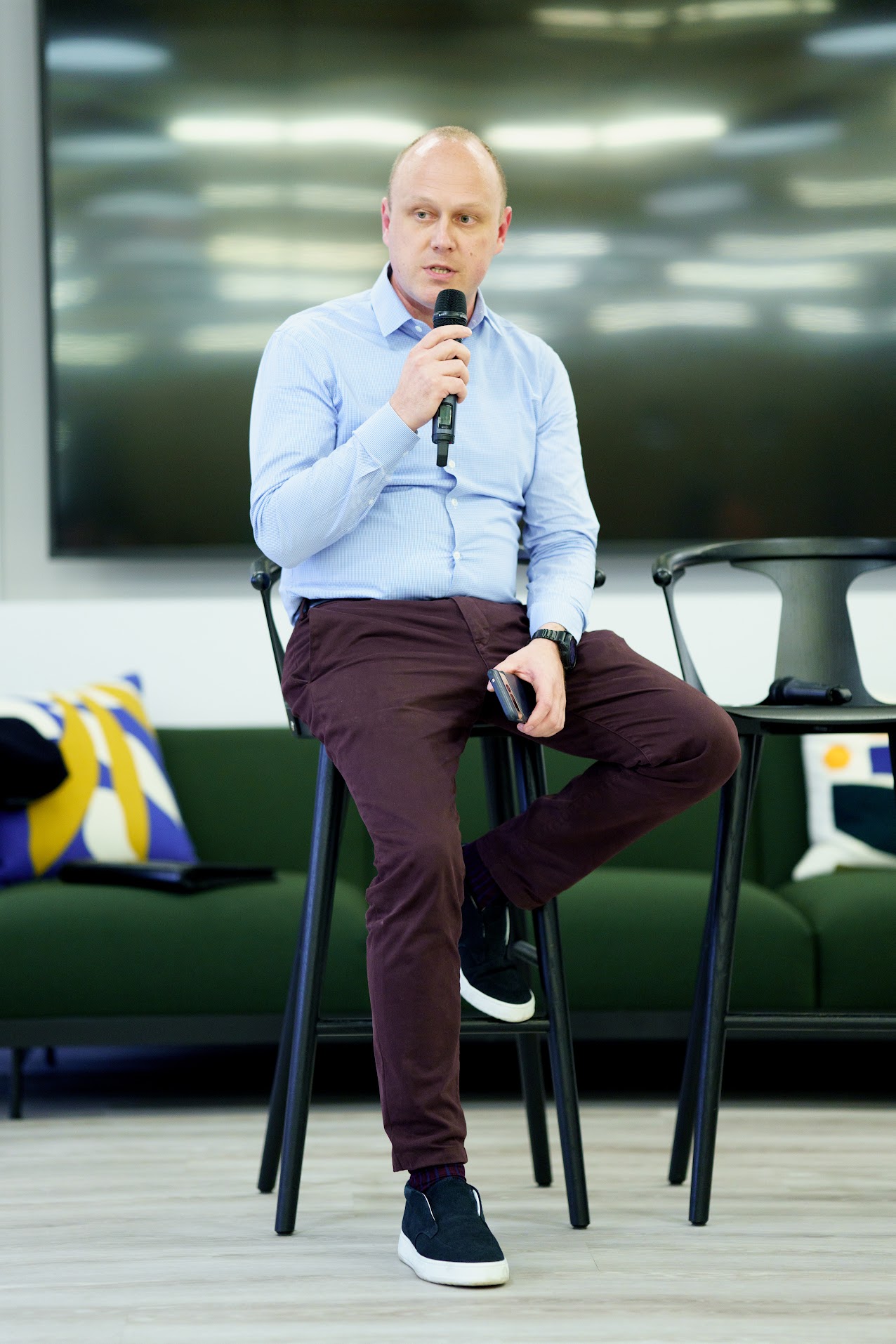 Alexander Legoshin speaking into a microphone at the ThetaRay fintech event